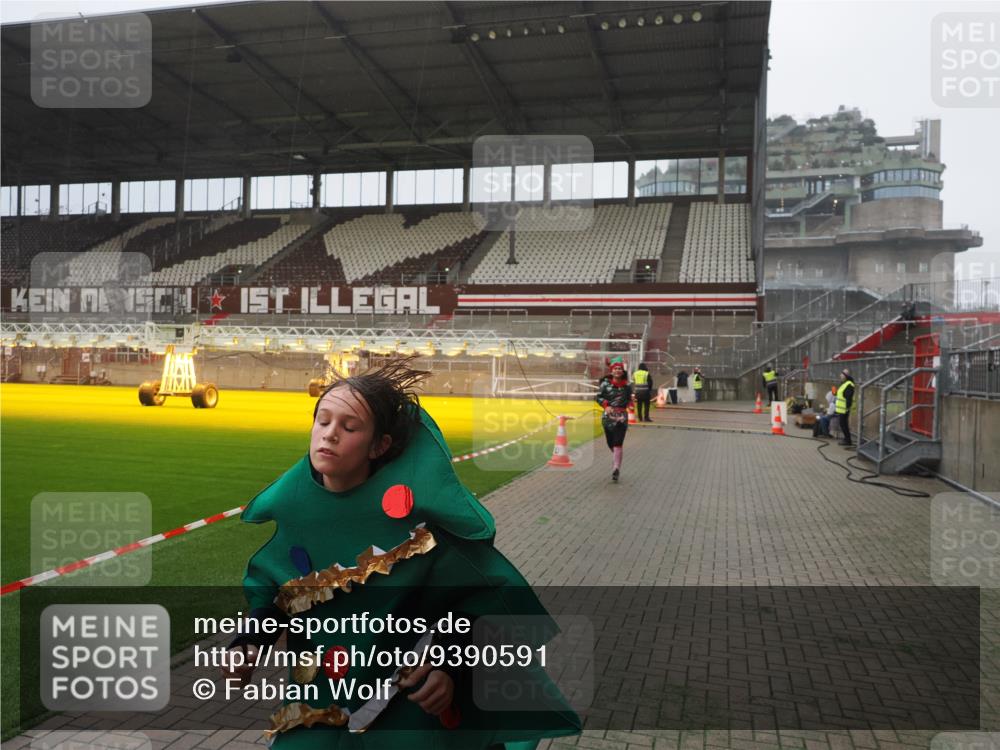 07.12.2025 - St. Pauli X-Mass-Run No. 15 Fabian Wolf http://msf.ph/oto/9390591 07.12.2025 10:24:00 Ziel 711, 2603, 2634, 3968, 4043, 4139, 4144, 4203, 4377, 4378, 4479, 4765 meine-sportfotos.de