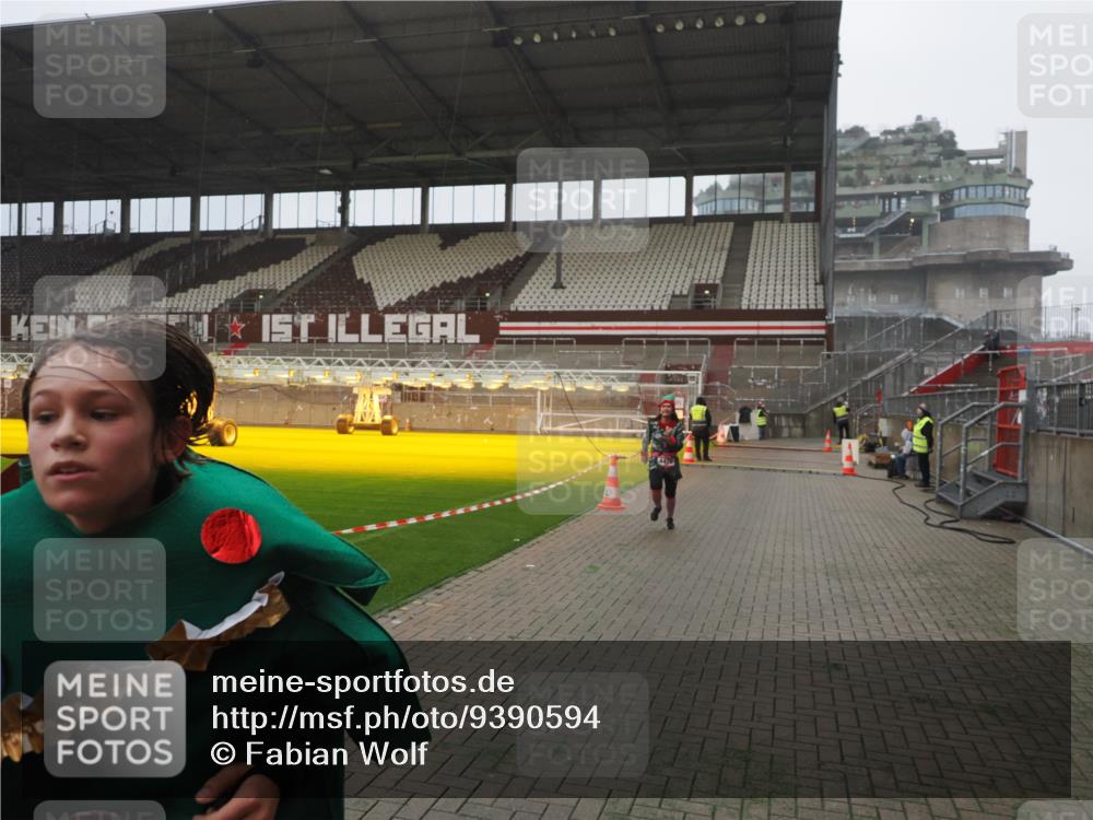 07.12.2025 - St. Pauli X-Mass-Run No. 15 Fabian Wolf http://msf.ph/oto/9390594 07.12.2025 10:24:00 Ziel 711, 2603, 2634, 3968, 4043, 4139, 4144, 4203, 4377, 4378, 4479, 4765 meine-sportfotos.de