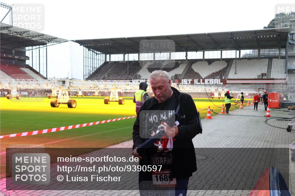 07.12.2025 - St. Pauli X-Mass-Run No. 15 Luisa Fischer http://msf.ph/oto/9390597 07.12.2025 10:56:35 Ziel 40, 15, 1689, 951, 955, 1790, 1793, 2170, 2485, 4063, 4146, 4493 meine-sportfotos.de