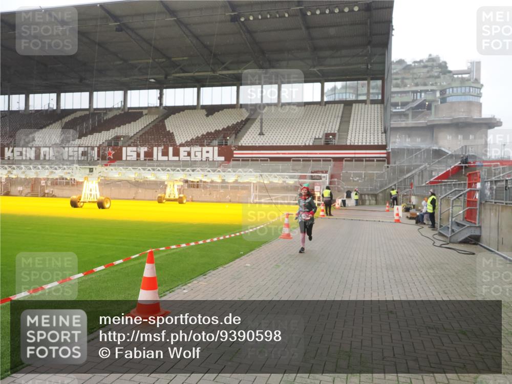 07.12.2025 - St. Pauli X-Mass-Run No. 15 Fabian Wolf http://msf.ph/oto/9390598 07.12.2025 10:24:01 Ziel 711, 2603, 2634, 3968, 4139, 4144, 4203, 4377, 4378, 4479, 4765 meine-sportfotos.de