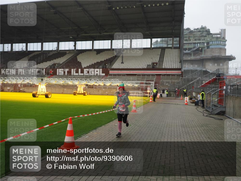 07.12.2025 - St. Pauli X-Mass-Run No. 15 Fabian Wolf http://msf.ph/oto/9390606 07.12.2025 10:24:02 Ziel 711, 2603, 2634, 3968, 4139, 4144, 4203, 4479, 4765 meine-sportfotos.de