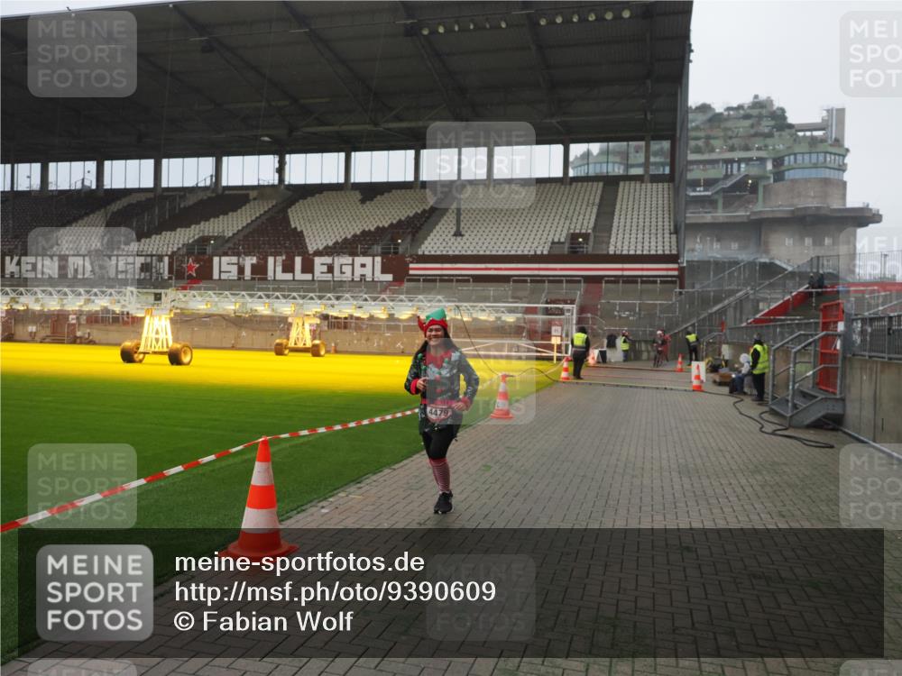 07.12.2025 - St. Pauli X-Mass-Run No. 15 Fabian Wolf http://msf.ph/oto/9390609 07.12.2025 10:24:02 Ziel 711, 2603, 2634, 3968, 4139, 4144, 4203, 4479, 4765 meine-sportfotos.de