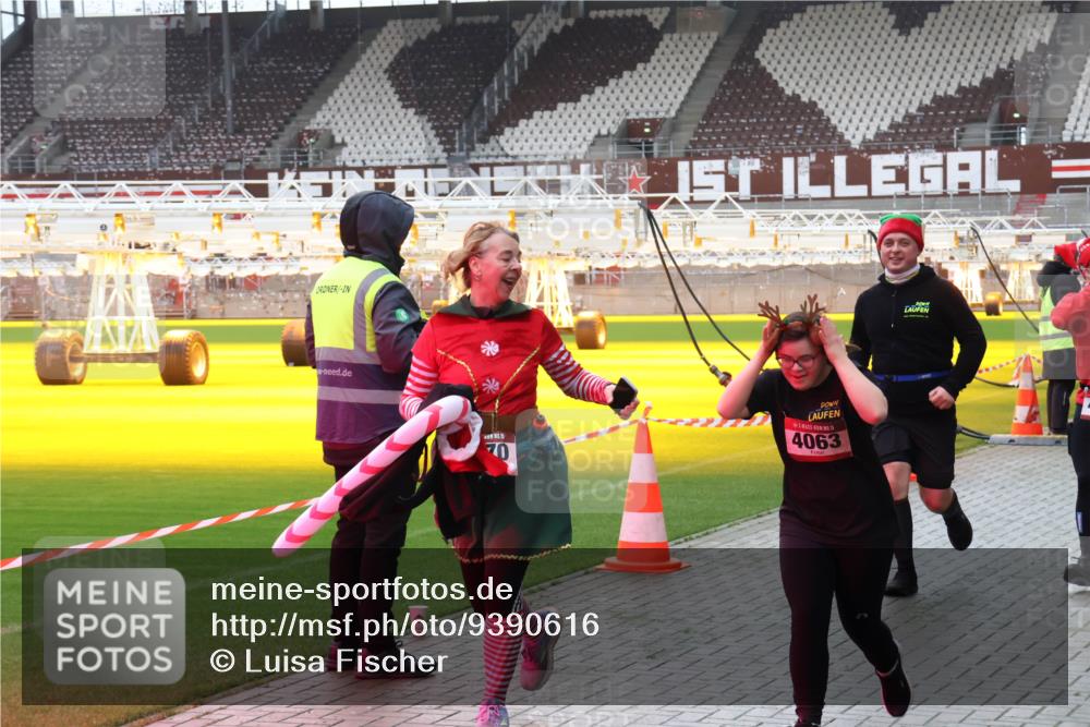 07.12.2025 - St. Pauli X-Mass-Run No. 15 Luisa Fischer http://msf.ph/oto/9390616 07.12.2025 10:56:51 Ziel 15, 70, 5, 4063, 236, 248, 759, 951, 955, 1790, 1793, 2170, 4063, 4146, 4493 meine-sportfotos.de