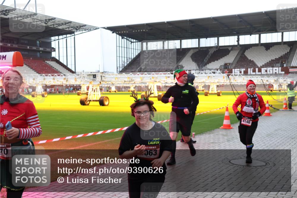 07.12.2025 - St. Pauli X-Mass-Run No. 15 Luisa Fischer http://msf.ph/oto/9390626 07.12.2025 10:56:54 Ziel 77105, 70, 5, 063, 4146, 55, 236, 248, 417, 759, 951, 955, 1790, 1793, 2170, 2538, 2542, 4063, 4146, 4493 meine-sportfotos.de