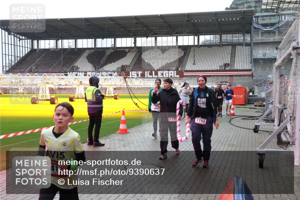 07.12.2025 - St. Pauli X-Mass-Run No. 15 Luisa Fischer http://msf.ph/oto/9390637 07.12.2025 10:57:04 Ziel 417, 759, 55, 1790, 1793, 55, 236, 248, 417, 555, 566, 568, 759, 763, 951, 955, 1203, 1790, 1793, 2170, 2538, 2542, 2664, 3275, 4063, 4146 meine-sportfotos.de