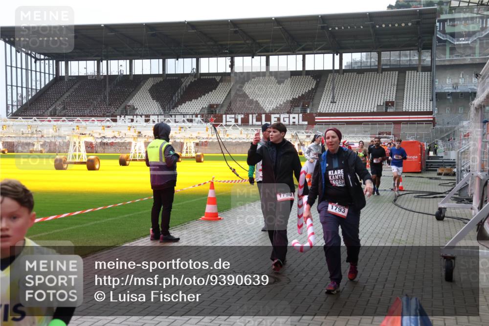 07.12.2025 - St. Pauli X-Mass-Run No. 15 Luisa Fischer http://msf.ph/oto/9390639 07.12.2025 10:57:05 Ziel 17901, 1793, 56, 55, 236, 248, 417, 555, 566, 568, 759, 763, 951, 955, 1203, 1790, 1793, 2170, 2538, 2542, 2664, 3275, 4063, 4146 meine-sportfotos.de