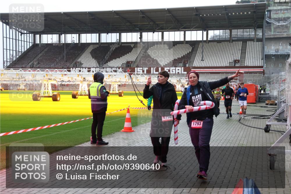 07.12.2025 - St. Pauli X-Mass-Run No. 15 Luisa Fischer http://msf.ph/oto/9390640 07.12.2025 10:57:05 Ziel 555, 1790, 1793, 55, 236, 248, 417, 555, 566, 568, 759, 763, 951, 955, 1203, 1790, 1793, 2170, 2538, 2542, 2664, 3275, 4063, 4146 meine-sportfotos.de