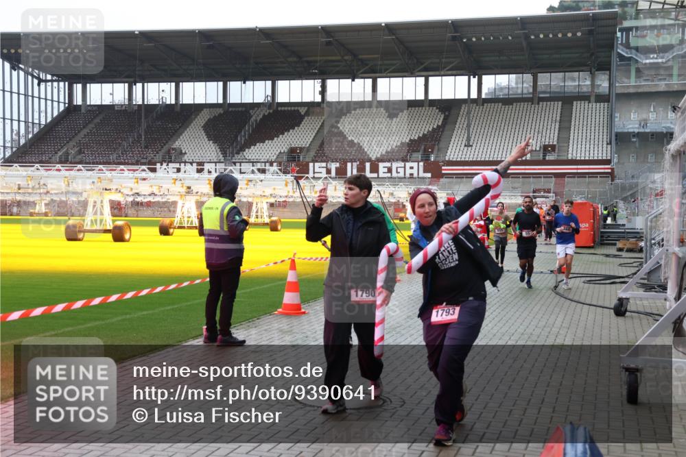 07.12.2025 - St. Pauli X-Mass-Run No. 15 Luisa Fischer http://msf.ph/oto/9390641 07.12.2025 10:57:05 Ziel 1790, 1793, 55, 236, 248, 417, 555, 566, 568, 759, 763, 951, 955, 1203, 1790, 1793, 2170, 2538, 2542, 2664, 3275, 4063, 4146 meine-sportfotos.de