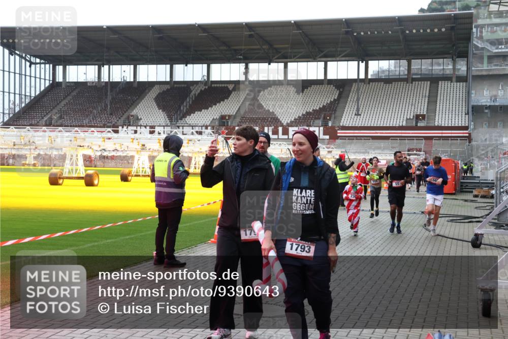 07.12.2025 - St. Pauli X-Mass-Run No. 15 Luisa Fischer http://msf.ph/oto/9390643 07.12.2025 10:57:06 Ziel 179, 1793, 555, 55, 55, 236, 248, 417, 555, 566, 568, 759, 763, 951, 955, 1203, 1790, 1793, 2170, 2538, 2542, 2664, 3275, 4063, 4146, 4799 meine-sportfotos.de