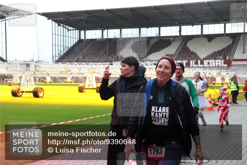 07.12.2025 - St. Pauli X-Mass-Run No. 15 Luisa Fischer http://msf.ph/oto/9390648 07.12.2025 10:57:07 Ziel 236, 1793, 55, 236, 248, 417, 555, 566, 568, 759, 763, 951, 955, 1203, 1790, 1793, 2170, 2538, 2542, 2664, 3275, 4063, 4146, 4799 meine-sportfotos.de