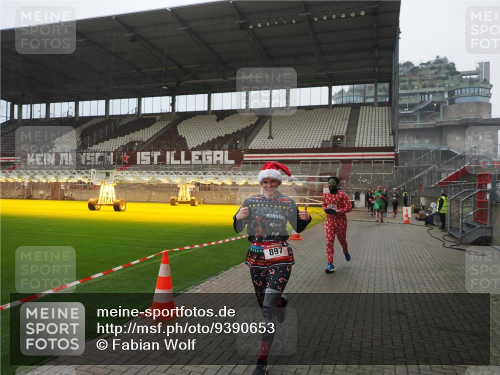 07.12.2025 - St. Pauli X-Mass-Run No. 15 Fabian Wolf http://msf.ph/oto/9390653 07.12.2025 10:24:12 Ziel 711, 712, 897, 4040, 4140, 4479, 4694 meine-sportfotos.de