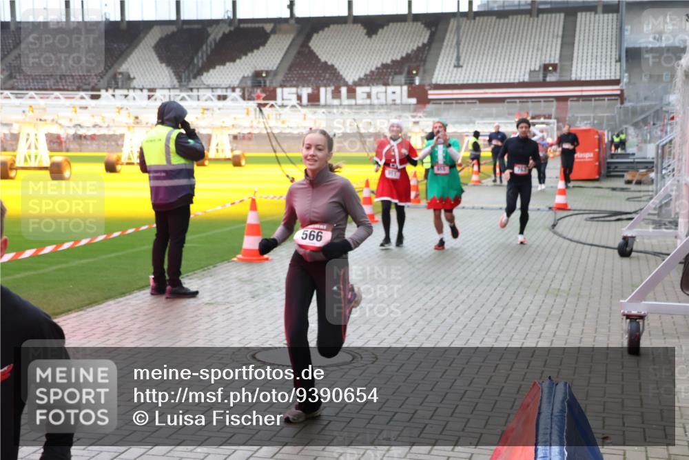 07.12.2025 - St. Pauli X-Mass-Run No. 15 Luisa Fischer http://msf.ph/oto/9390654 07.12.2025 10:57:13 Ziel 566, 55, 236, 248, 417, 555, 566, 568, 759, 763, 1203, 2170, 2538, 2542, 2664, 3275, 4063, 4146, 4799 meine-sportfotos.de