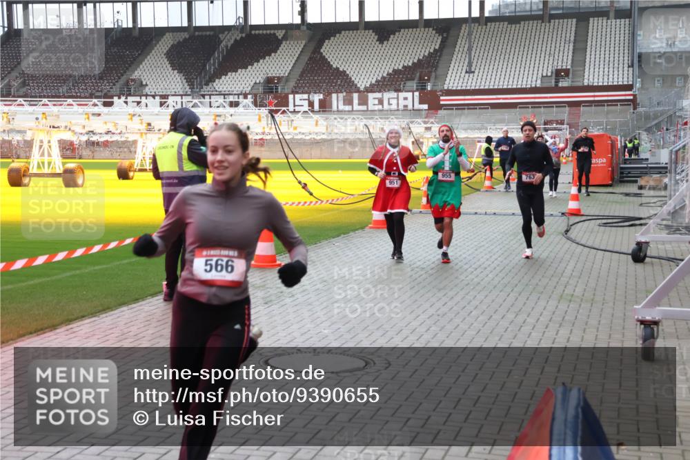07.12.2025 - St. Pauli X-Mass-Run No. 15 Luisa Fischer http://msf.ph/oto/9390655 07.12.2025 10:57:13 Ziel 566, 951, 955, 55, 236, 248, 417, 555, 566, 568, 759, 763, 1203, 2170, 2538, 2542, 2664, 3275, 4063, 4146, 4799 meine-sportfotos.de