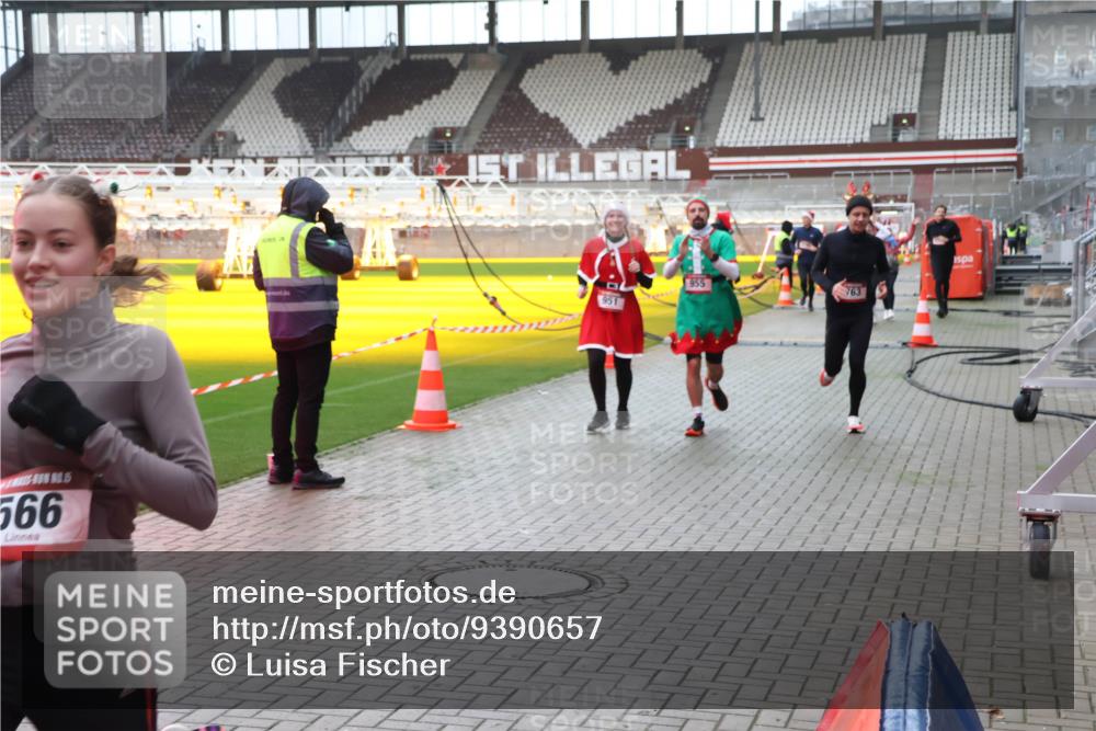 07.12.2025 - St. Pauli X-Mass-Run No. 15 Luisa Fischer http://msf.ph/oto/9390657 07.12.2025 10:57:14 Ziel 566, 951, 955, 763, 55, 236, 248, 417, 555, 566, 568, 759, 763, 1203, 2170, 2538, 2542, 2664, 3275, 4063, 4146, 4799 meine-sportfotos.de
