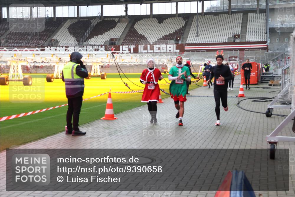 07.12.2025 - St. Pauli X-Mass-Run No. 15 Luisa Fischer http://msf.ph/oto/9390658 07.12.2025 10:57:14 Ziel 951, 955, 55, 236, 248, 417, 555, 566, 568, 759, 763, 1203, 2170, 2538, 2542, 2664, 3275, 4063, 4146, 4799 meine-sportfotos.de