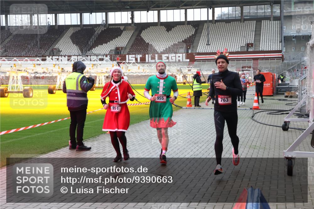 07.12.2025 - St. Pauli X-Mass-Run No. 15 Luisa Fischer http://msf.ph/oto/9390663 07.12.2025 10:57:15 Ziel 951, 2, 955, 763, 55, 236, 248, 417, 555, 566, 568, 759, 763, 1203, 2170, 2538, 2542, 2664, 3275, 4063, 4146, 4799 meine-sportfotos.de