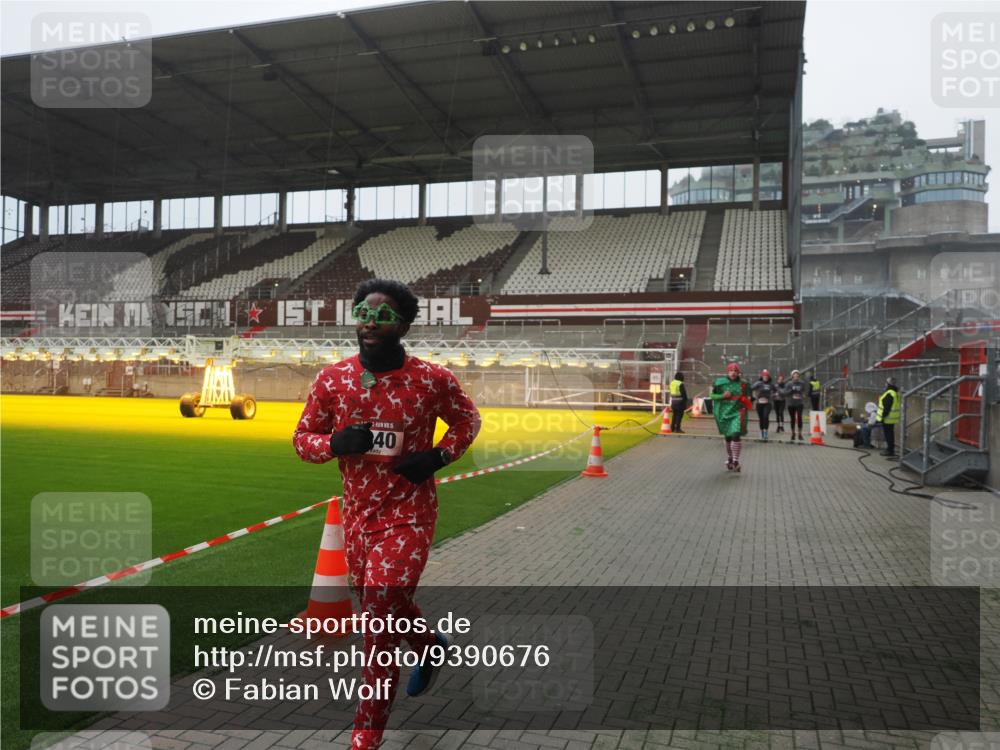 07.12.2025 - St. Pauli X-Mass-Run No. 15 Fabian Wolf http://msf.ph/oto/9390676 07.12.2025 10:24:14 Ziel 711, 712, 897, 4040, 4122, 4140, 4479, 4689, 4692, 4694 meine-sportfotos.de