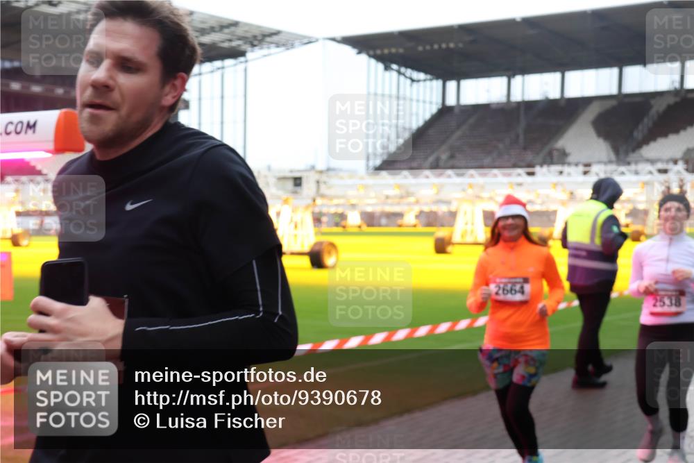 07.12.2025 - St. Pauli X-Mass-Run No. 15 Luisa Fischer http://msf.ph/oto/9390678 07.12.2025 10:57:25 Ziel 2664, 2538, 55, 236, 248, 280, 417, 555, 566, 568, 759, 763, 773, 1097, 1099, 1203, 1387, 2538, 2542, 2664, 2665, 3064, 3067, 3275, 4799 meine-sportfotos.de