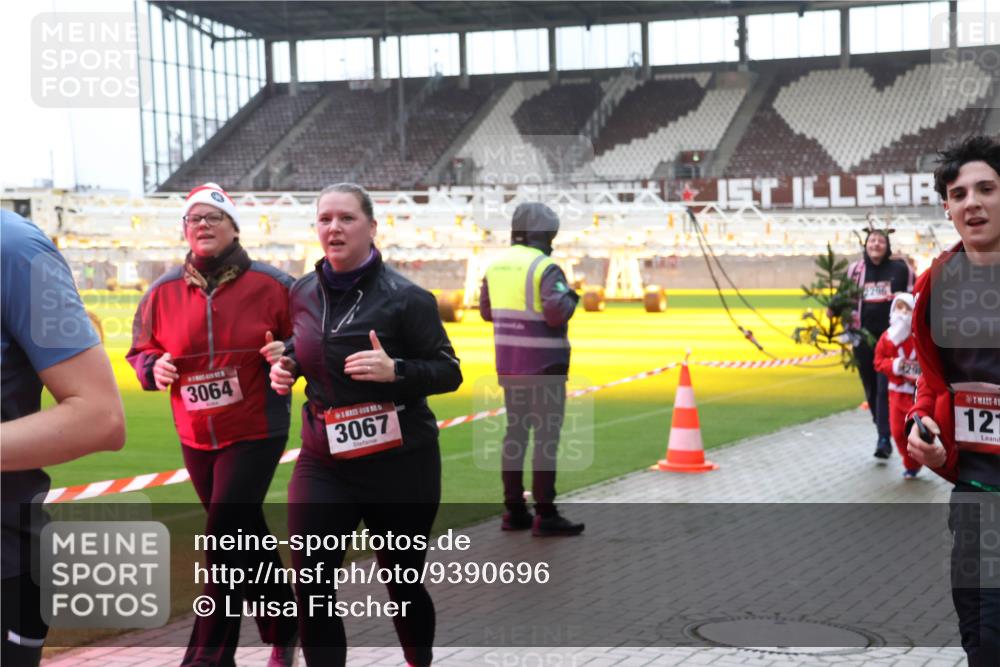 07.12.2025 - St. Pauli X-Mass-Run No. 15 Luisa Fischer http://msf.ph/oto/9390696 07.12.2025 10:57:47 Ziel 3064, 3067, 121, 130, 251, 280, 324, 566, 763, 773, 994, 1097, 1099, 1203, 1213, 1387, 2290, 2296, 2297, 2298, 2664, 2665, 3064, 3067, 3275, 4799 meine-sportfotos.de
