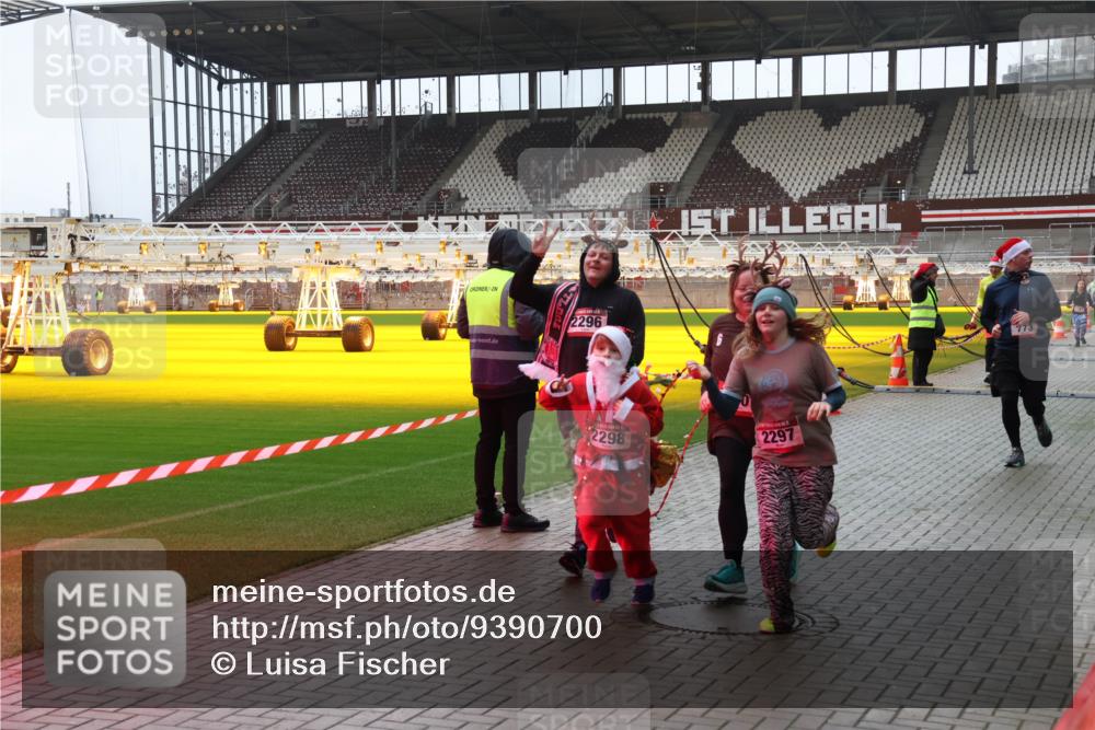 07.12.2025 - St. Pauli X-Mass-Run No. 15 Luisa Fischer http://msf.ph/oto/9390700 07.12.2025 10:57:50 Ziel 2296, 2298, 2297, 130, 251, 280, 324, 566, 763, 773, 994, 1097, 1099, 1213, 1387, 2290, 2296, 2297, 2298, 2665, 3064, 3067, 3275, 4799 meine-sportfotos.de