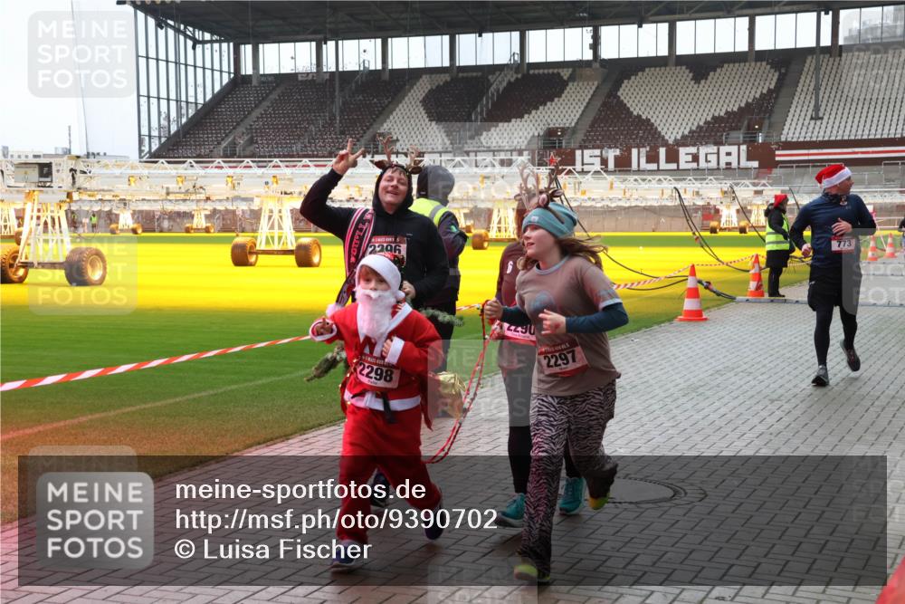 07.12.2025 - St. Pauli X-Mass-Run No. 15 Luisa Fischer http://msf.ph/oto/9390702 07.12.2025 10:57:50 Ziel 2296, 2298, 2290, 2297, 773, 130, 251, 280, 324, 566, 763, 773, 994, 1097, 1099, 1213, 1387, 2290, 2296, 2297, 2298, 2665, 3064, 3067, 3275, 4799 meine-sportfotos.de