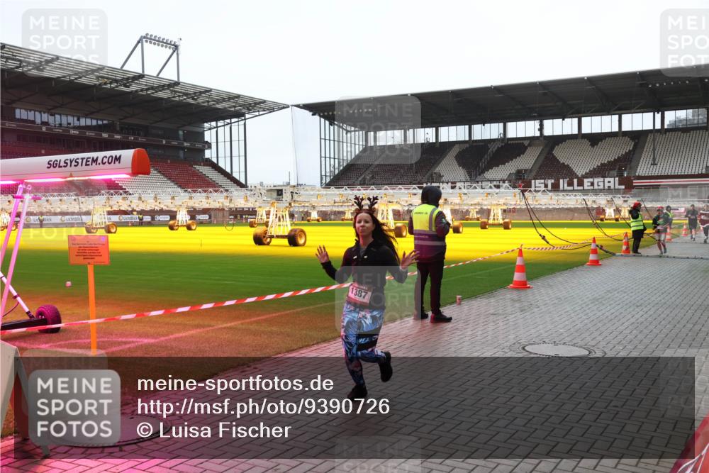 07.12.2025 - St. Pauli X-Mass-Run No. 15 Luisa Fischer http://msf.ph/oto/9390726 07.12.2025 10:58:03 Ziel 1387, 130, 170, 251, 280, 324, 773, 994, 1097, 1099, 1213, 1387, 1390, 2290, 2296, 2297, 2298, 2665, 3064, 3067 meine-sportfotos.de