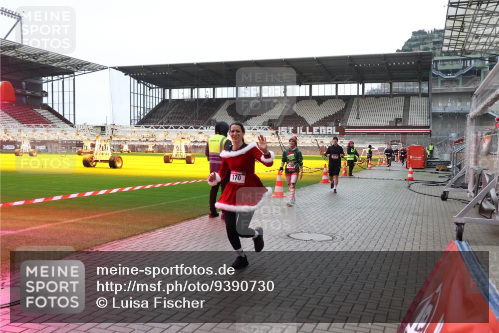 07.12.2025 - St. Pauli X-Mass-Run No. 15 Luisa Fischer http://msf.ph/oto/9390730 07.12.2025 10:58:12 Ziel 170, 324, 43, 75, 130, 170, 234, 251, 324, 773, 994, 1213, 1387, 1390, 1690, 2290, 2296, 2297, 2298 meine-sportfotos.de
