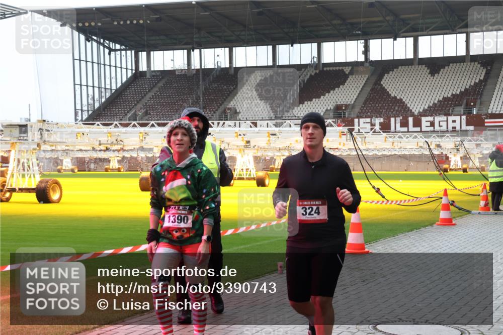 07.12.2025 - St. Pauli X-Mass-Run No. 15 Luisa Fischer http://msf.ph/oto/9390743 07.12.2025 10:58:17 Ziel 70163, 1390, 15, 324, 43, 75, 170, 234, 324, 761, 994, 1213, 1390, 1690, 2290, 2296 meine-sportfotos.de