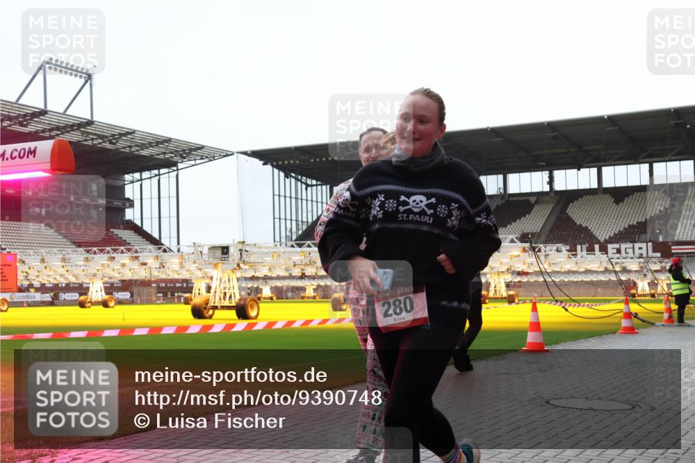 07.12.2025 - St. Pauli X-Mass-Run No. 15 Luisa Fischer http://msf.ph/oto/9390748 07.12.2025 10:58:25 Ziel 15, 280, 43, 75, 170, 234, 324, 761, 1213, 1390, 1690 meine-sportfotos.de