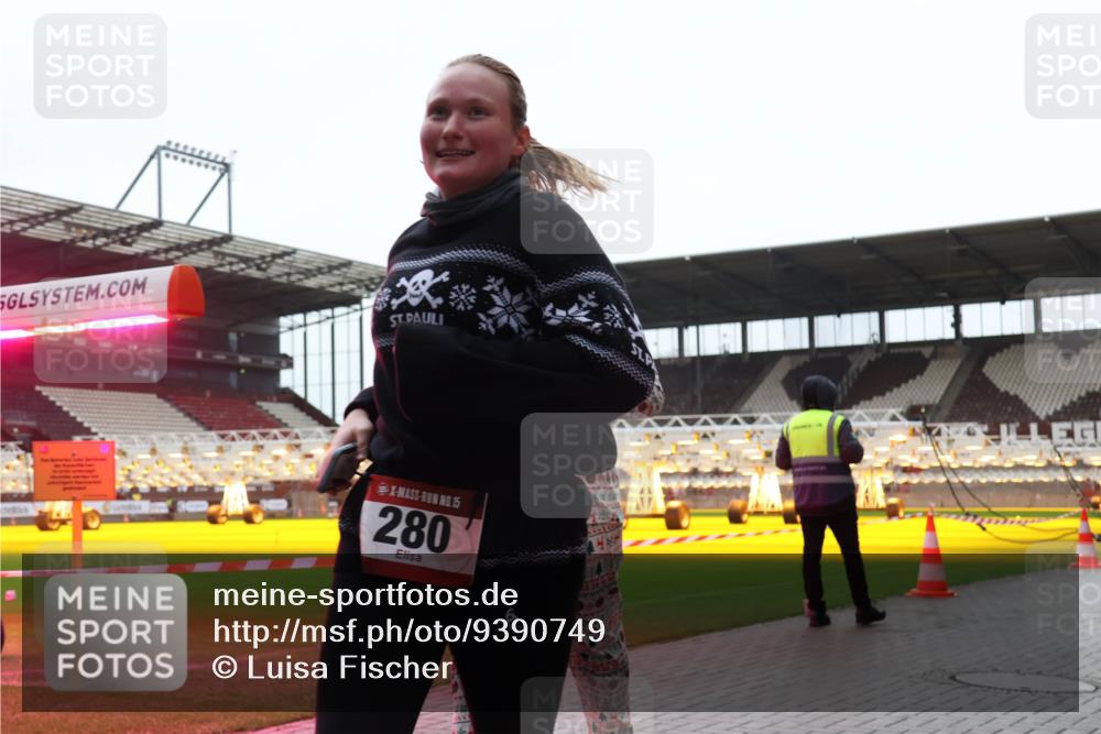 07.12.2025 - St. Pauli X-Mass-Run No. 15 Luisa Fischer http://msf.ph/oto/9390749 07.12.2025 10:58:26 Ziel 15, 280, 43, 75, 170, 234, 324, 761, 1213, 1390, 1690 meine-sportfotos.de