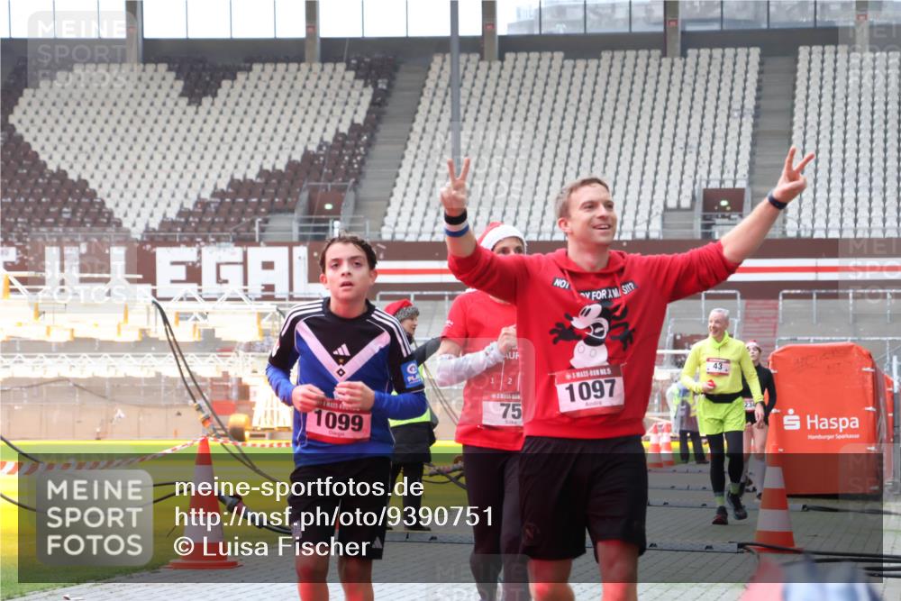 07.12.2025 - St. Pauli X-Mass-Run No. 15 Luisa Fischer http://msf.ph/oto/9390751 07.12.2025 10:58:31 Ziel 1099, 75, 0, 1097, 43, 234, 43, 75, 170, 234, 324, 761, 1390, 1690 meine-sportfotos.de