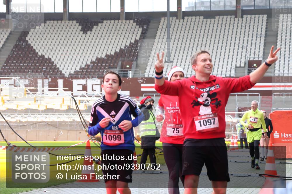 07.12.2025 - St. Pauli X-Mass-Run No. 15 Luisa Fischer http://msf.ph/oto/9390752 07.12.2025 10:58:31 Ziel 1099, 5, 75, 00, 1097, 43, 43, 75, 170, 234, 324, 761, 1390, 1690 meine-sportfotos.de