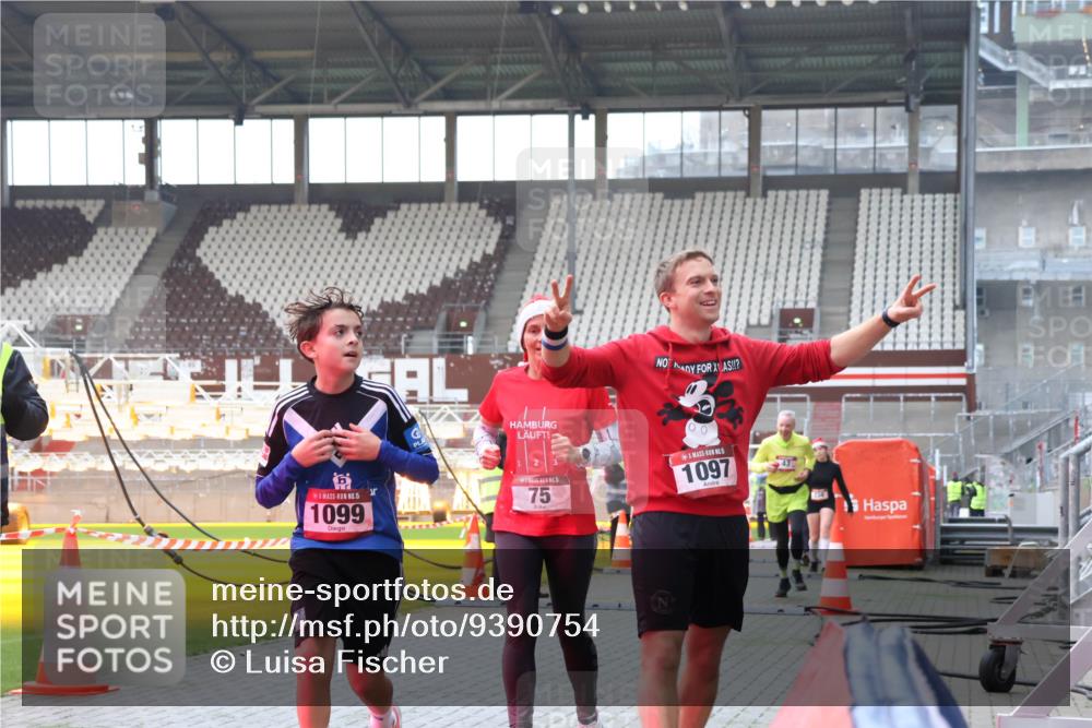 07.12.2025 - St. Pauli X-Mass-Run No. 15 Luisa Fischer http://msf.ph/oto/9390754 07.12.2025 10:58:32 Ziel 15, 1099, 5, 75, 00, 5, 1097, 43, 75, 170, 234, 324, 761, 1390, 1690 meine-sportfotos.de