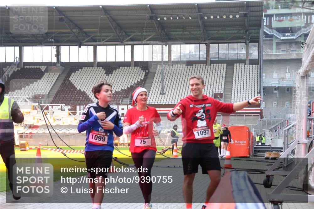 07.12.2025 - St. Pauli X-Mass-Run No. 15 Luisa Fischer http://msf.ph/oto/9390755 07.12.2025 10:58:32 Ziel 15, 1099, 75, 00, 1097, 234, 43, 75, 170, 234, 324, 761, 1390, 1690 meine-sportfotos.de