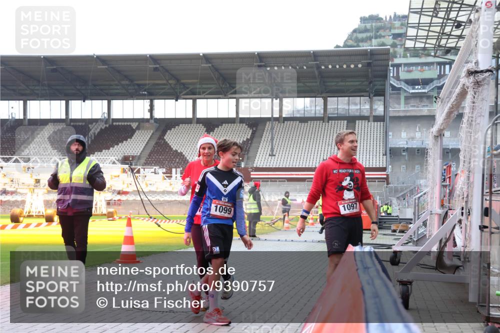 07.12.2025 - St. Pauli X-Mass-Run No. 15 Luisa Fischer http://msf.ph/oto/9390757 07.12.2025 10:58:33 Ziel 1099, 001, 1097, 43, 75, 170, 234, 324, 761, 1390, 1690 meine-sportfotos.de