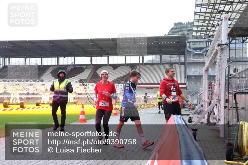 07.12.2025 - St. Pauli X-Mass-Run No. 15 Luisa Fischer http://msf.ph/oto/9390758 07.12.2025 10:58:33 Ziel 75, 1097, 43, 75, 170, 234, 324, 761, 1390, 1690 meine-sportfotos.de
