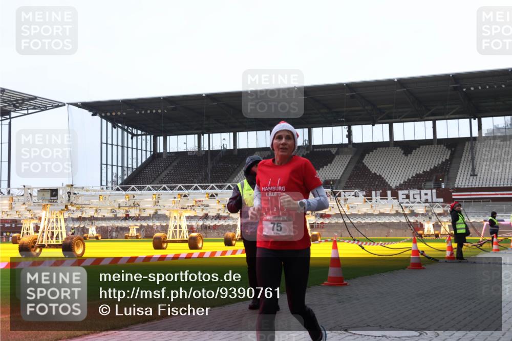 07.12.2025 - St. Pauli X-Mass-Run No. 15 Luisa Fischer http://msf.ph/oto/9390761 07.12.2025 10:58:34 Ziel 75, 43, 75, 170, 234, 761, 1390, 1690 meine-sportfotos.de