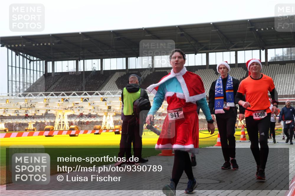 07.12.2025 - St. Pauli X-Mass-Run No. 15 Luisa Fischer http://msf.ph/oto/9390789 07.12.2025 10:59:34 Ziel 15, 941, 1508, 907, 7, 242, 582, 606, 907, 941, 1160, 1174, 1451, 1453, 1456, 1458, 1459, 1476, 1508, 2130, 2131, 2503, 2719, 2720, 2721, 2727, 2772 meine-sportfotos.de