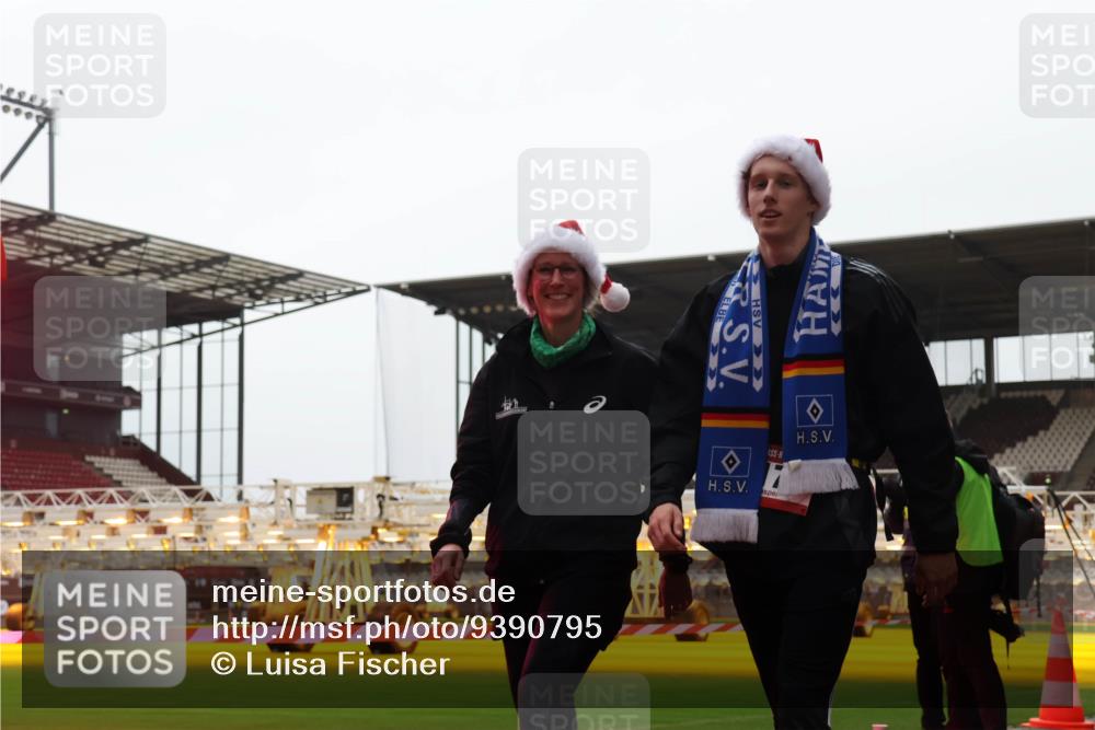 07.12.2025 - St. Pauli X-Mass-Run No. 15 Luisa Fischer http://msf.ph/oto/9390795 07.12.2025 10:59:37 Ziel 242, 582, 606, 907, 941, 1160, 1174, 1451, 1453, 1456, 1458, 1459, 1476, 1508, 1826, 2130, 2131, 2503, 2719, 2720, 2721, 2727, 2772 meine-sportfotos.de