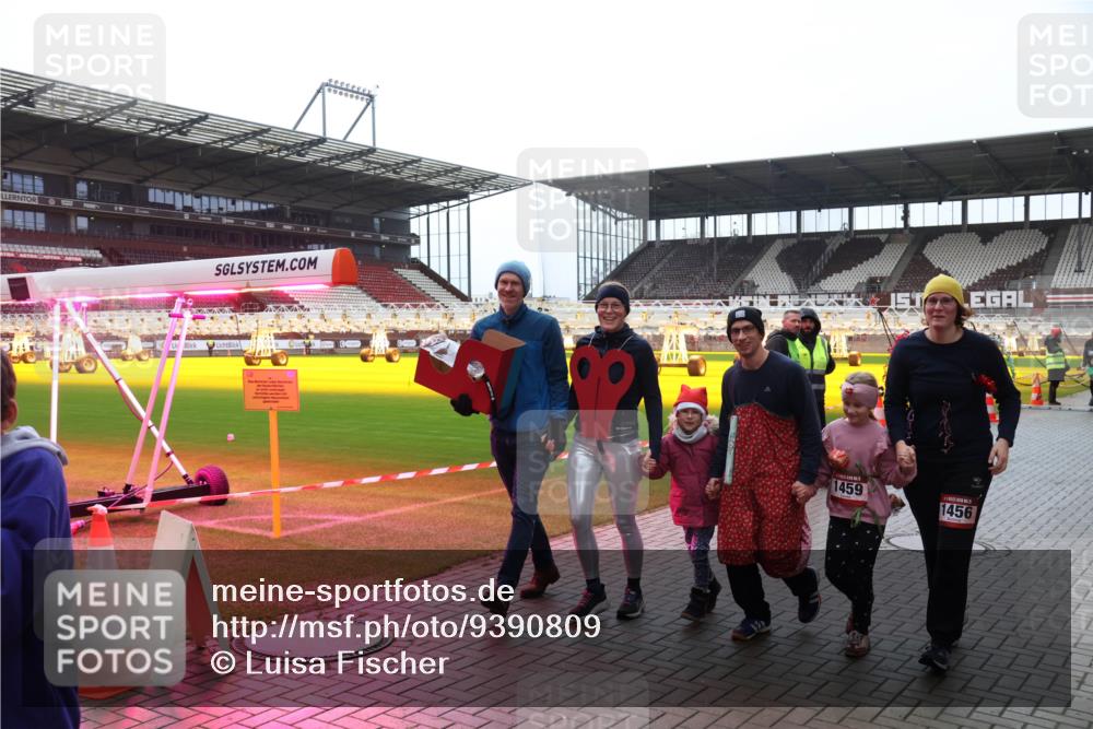 07.12.2025 - St. Pauli X-Mass-Run No. 15 Luisa Fischer http://msf.ph/oto/9390809 07.12.2025 10:59:52 Ziel 1459, 1456, 242, 301, 306, 420, 582, 1508, 1826, 2503, 2719, 2720, 2721, 2727, 2772, 4128 meine-sportfotos.de