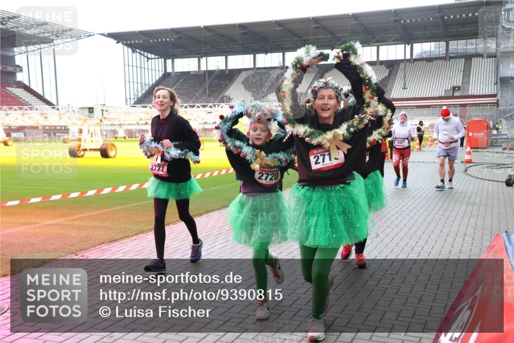 07.12.2025 - St. Pauli X-Mass-Run No. 15 Luisa Fischer http://msf.ph/oto/9390815 07.12.2025 11:00:02 Ziel 2727, 2720, 271, 242, 247, 242, 301, 306, 420, 1826, 2503, 2719, 2720, 2721, 2727, 2772, 4128 meine-sportfotos.de