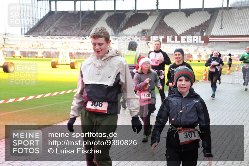 07.12.2025 - St. Pauli X-Mass-Run No. 15 Luisa Fischer http://msf.ph/oto/9390826 07.12.2025 11:00:22 Ziel 306, 4128, 1558, 301, 4702, 301, 306, 420, 529, 1482, 1558, 1702, 1826, 3586, 4128 meine-sportfotos.de