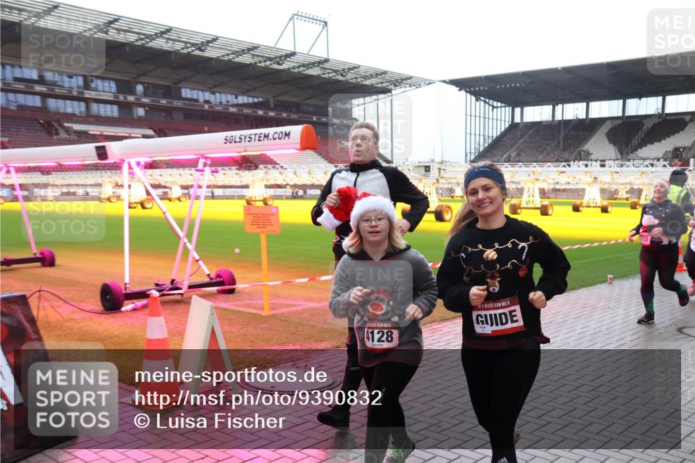 07.12.2025 - St. Pauli X-Mass-Run No. 15 Luisa Fischer http://msf.ph/oto/9390832 07.12.2025 11:00:25 Ziel 15, 4128, 15, 301, 306, 420, 529, 1482, 1558, 1702, 3586, 4128 meine-sportfotos.de