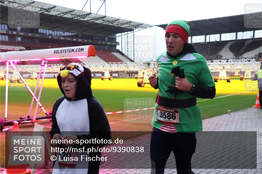 07.12.2025 - St. Pauli X-Mass-Run No. 15 Luisa Fischer http://msf.ph/oto/9390838 07.12.2025 11:00:28 Ziel 529, 15, 3586, 225, 301, 306, 420, 529, 988, 1482, 1558, 1702, 3586, 4128 meine-sportfotos.de