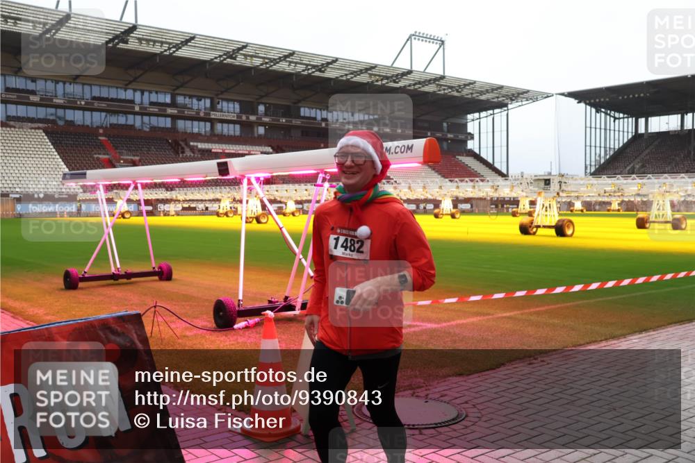 07.12.2025 - St. Pauli X-Mass-Run No. 15 Luisa Fischer http://msf.ph/oto/9390843 07.12.2025 11:00:36 Ziel 1482, 225, 435, 440, 529, 611, 985, 988, 1482, 1558, 1702, 3586, 3952, 4478, 4793 meine-sportfotos.de