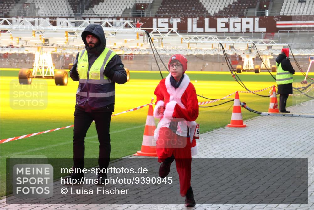 07.12.2025 - St. Pauli X-Mass-Run No. 15 Luisa Fischer http://msf.ph/oto/9390845 07.12.2025 11:00:39 Ziel 709, 225, 435, 440, 529, 611, 985, 988, 1482, 1558, 1702, 1721, 3586, 3952, 4478, 4793 meine-sportfotos.de