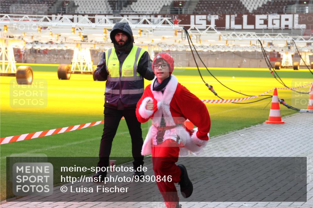 07.12.2025 - St. Pauli X-Mass-Run No. 15 Luisa Fischer http://msf.ph/oto/9390846 07.12.2025 11:00:39 Ziel 709, 225, 435, 440, 529, 611, 985, 988, 1482, 1558, 1702, 1721, 3586, 3952, 4478, 4793 meine-sportfotos.de