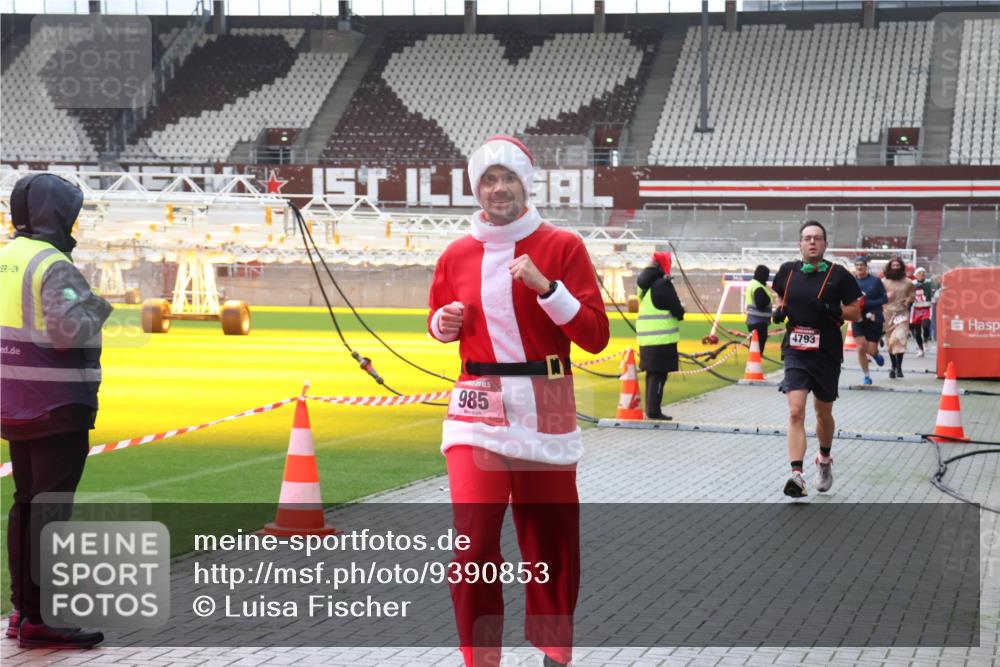07.12.2025 - St. Pauli X-Mass-Run No. 15 Luisa Fischer http://msf.ph/oto/9390853 07.12.2025 11:00:42 Ziel 985, 4793, 225, 435, 440, 529, 611, 985, 988, 1482, 1558, 1702, 1721, 3586, 3952, 4478, 4793 meine-sportfotos.de