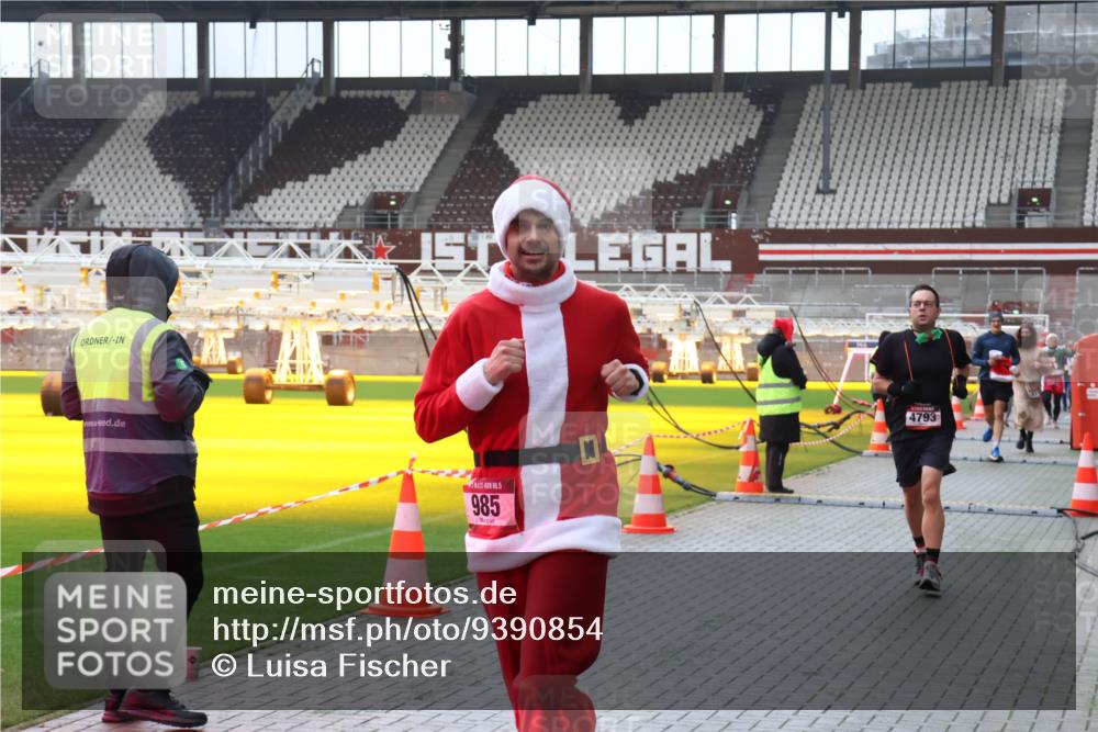 07.12.2025 - St. Pauli X-Mass-Run No. 15 Luisa Fischer http://msf.ph/oto/9390854 07.12.2025 11:00:43 Ziel 15, 985, 4793, 225, 410, 435, 439, 440, 529, 611, 985, 988, 1482, 1558, 1702, 1721, 3586, 3952, 4478, 4793 meine-sportfotos.de