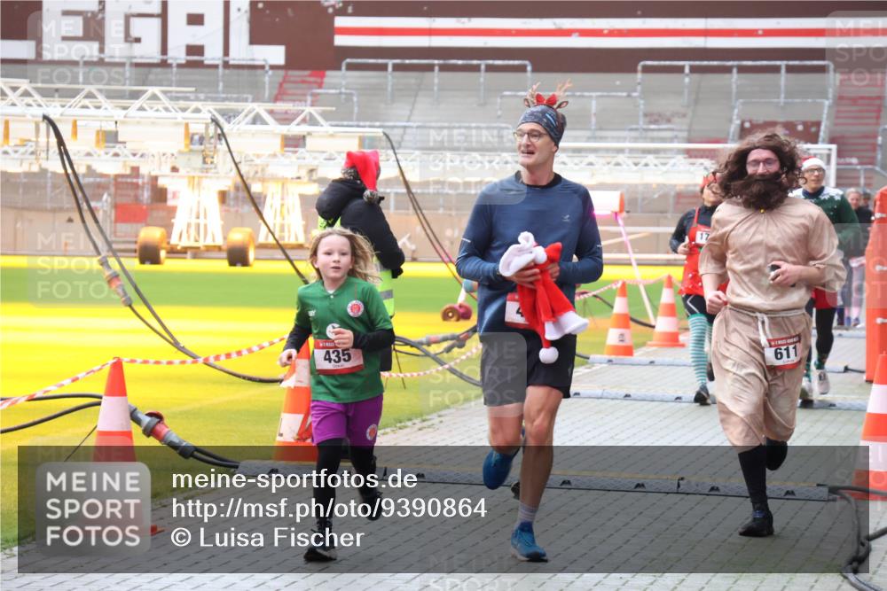 07.12.2025 - St. Pauli X-Mass-Run No. 15 Luisa Fischer http://msf.ph/oto/9390864 07.12.2025 11:00:48 Ziel 435, 611, 225, 410, 433, 435, 439, 440, 529, 611, 985, 988, 1482, 1558, 1702, 1721, 3586, 3952, 4478, 4793 meine-sportfotos.de